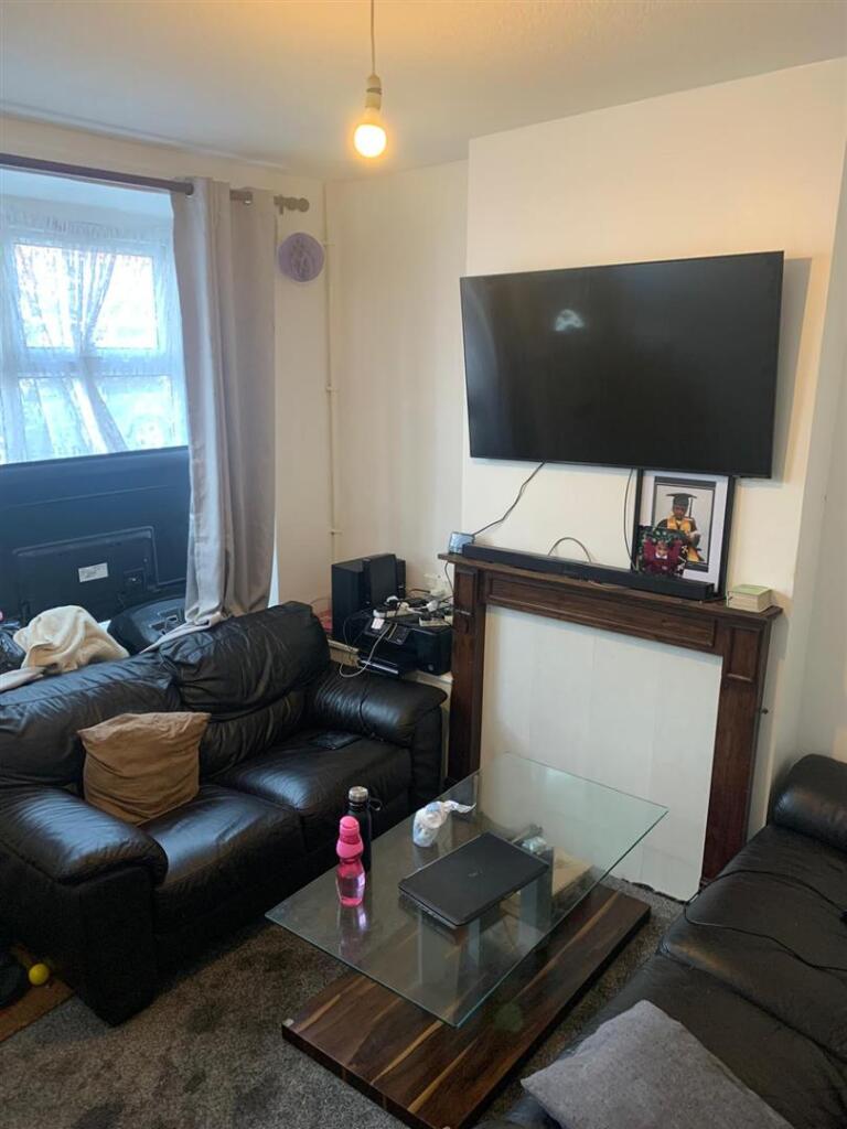 82 Willes Road Lounge.jpg