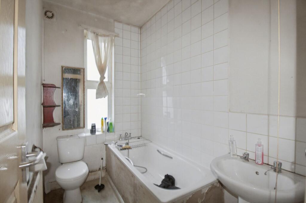 Flat B, 10 Colchester Road, London, E10 6HA