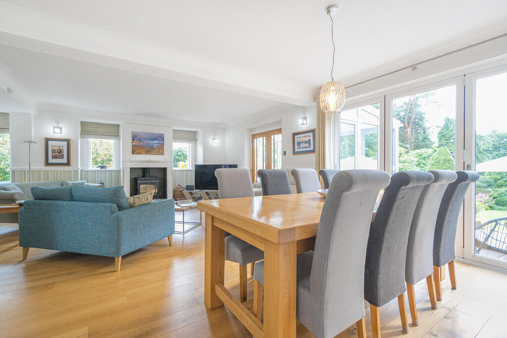 Lounge / Dining R...