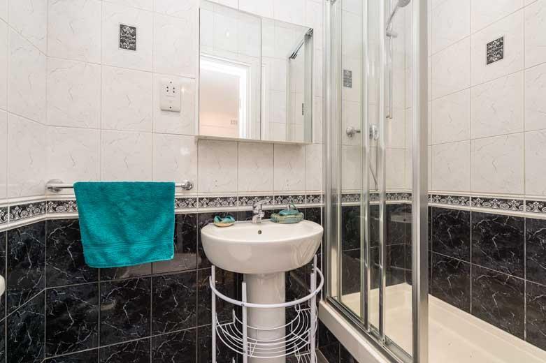 Ralph Court 67-Ensuite bathroom.jpg