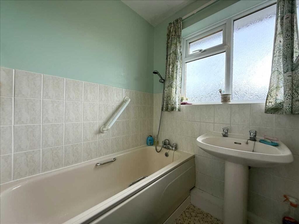 Bathroom (rear)