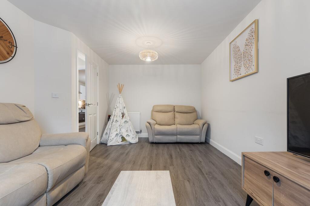 27 Riverside Lane, W