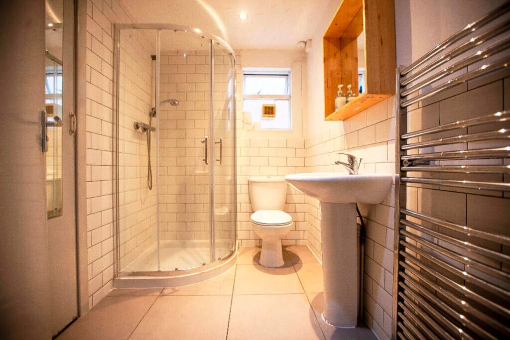 A modern and clean bathroom featuring a spaciou...