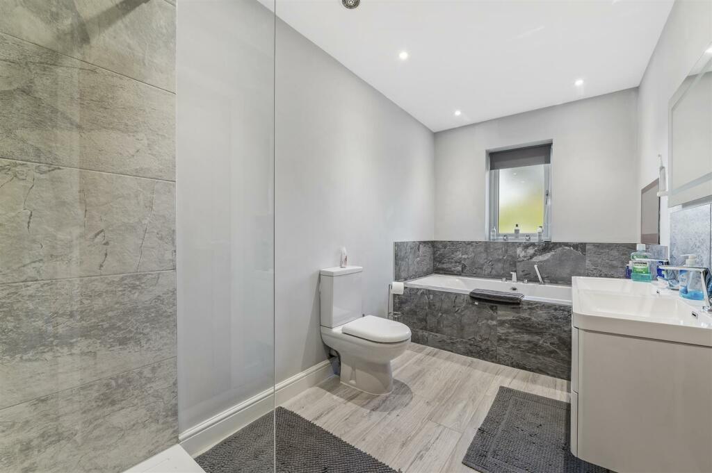 En-Suite Bathroom