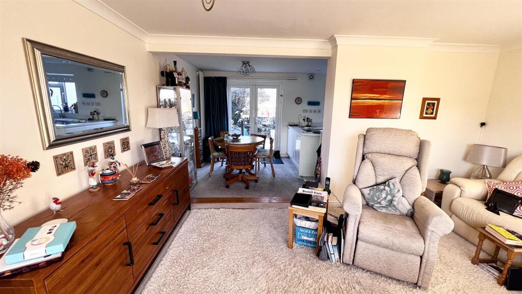 L SHAPED LOUNGE/DINING ROOM