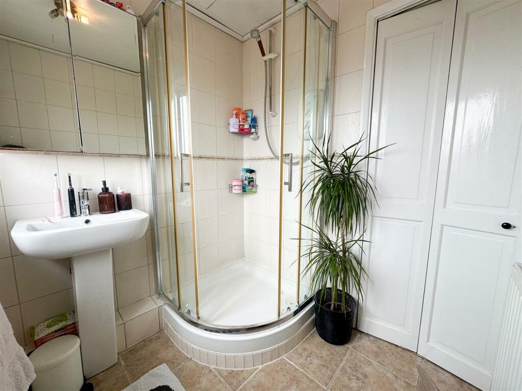 FAMILY SHOWER ROOM