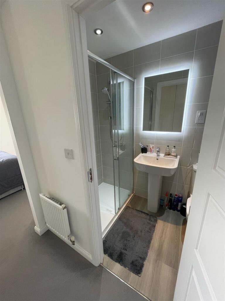 EN-SUITE SHOWER ROOM