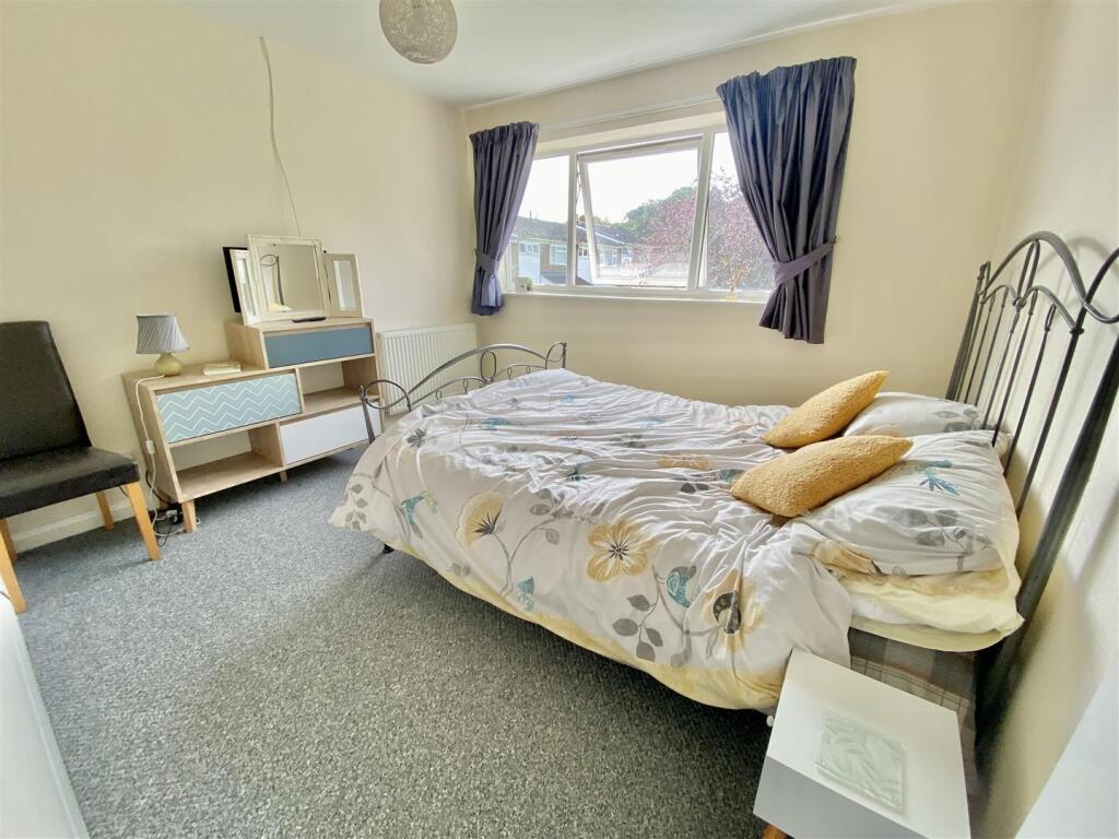 BEDROOM 2