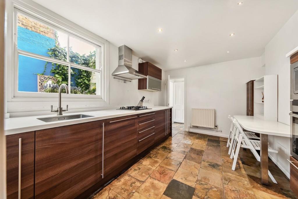 Kitchen (2).jpg