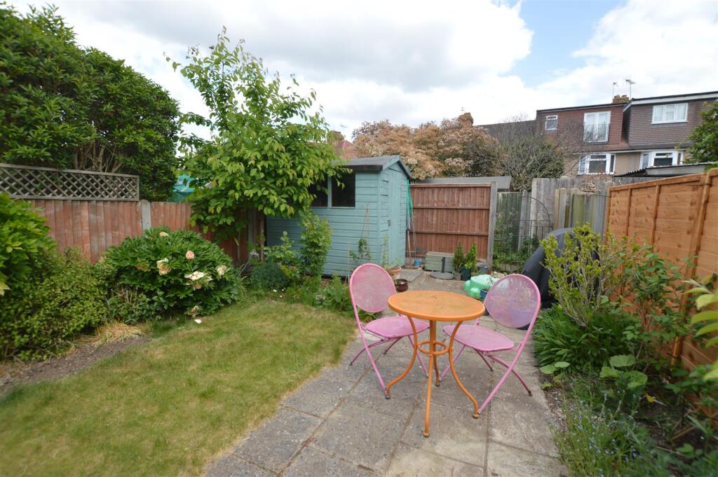 81 Wills Crescent gdn 3.JPG