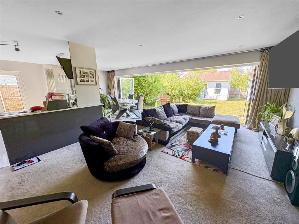 Lounge/diner/kitchen