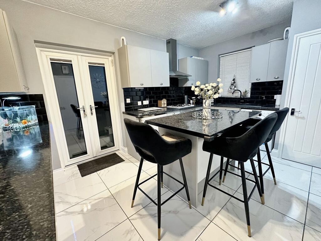 Kitchen/ Breakfast Room