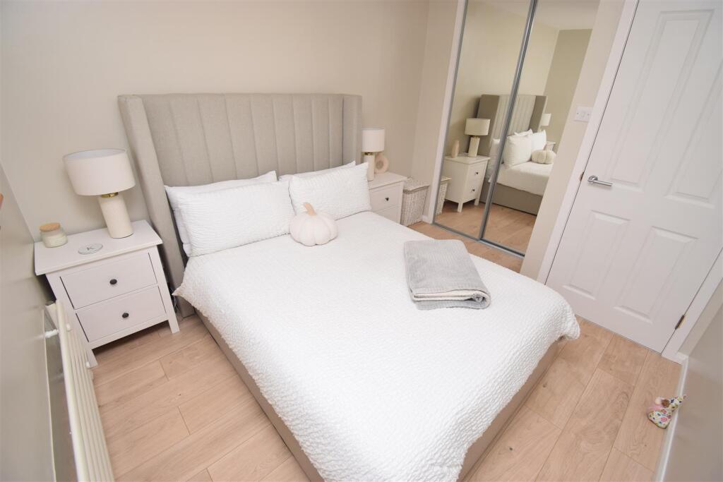 BEDROOM.JPG