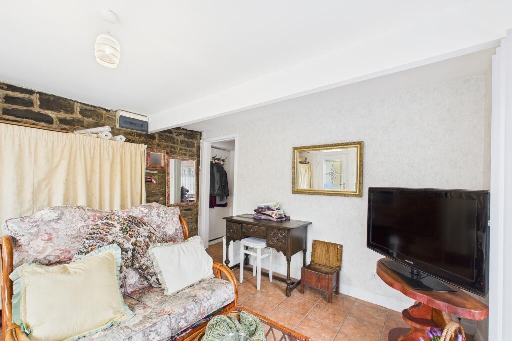 CAM04201G0-PR0068-STILL026