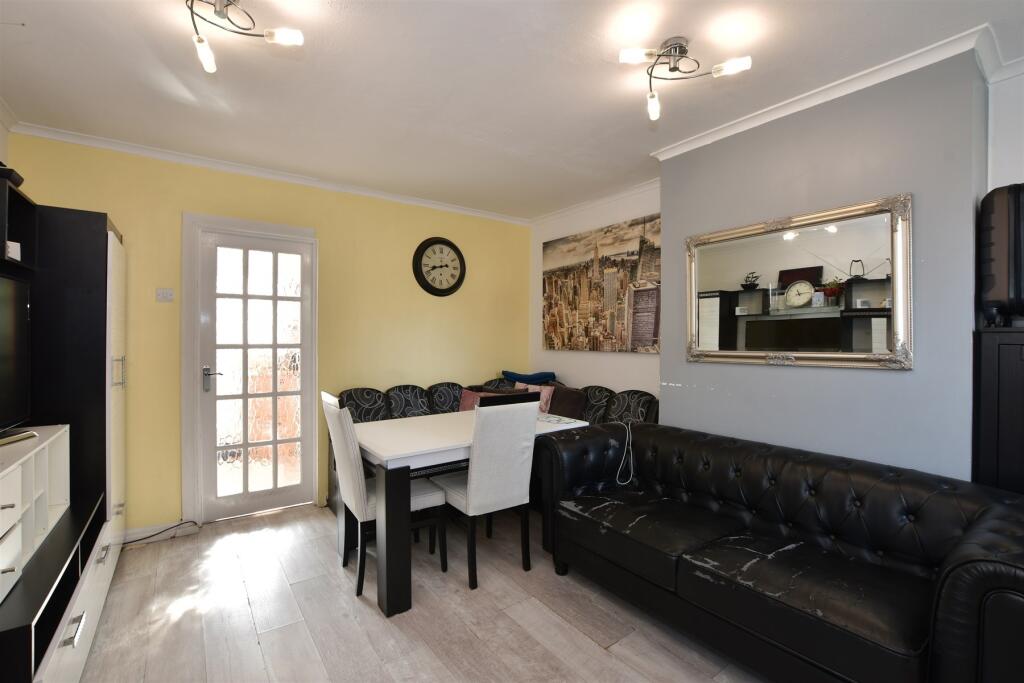 Lounge/ Dining Room