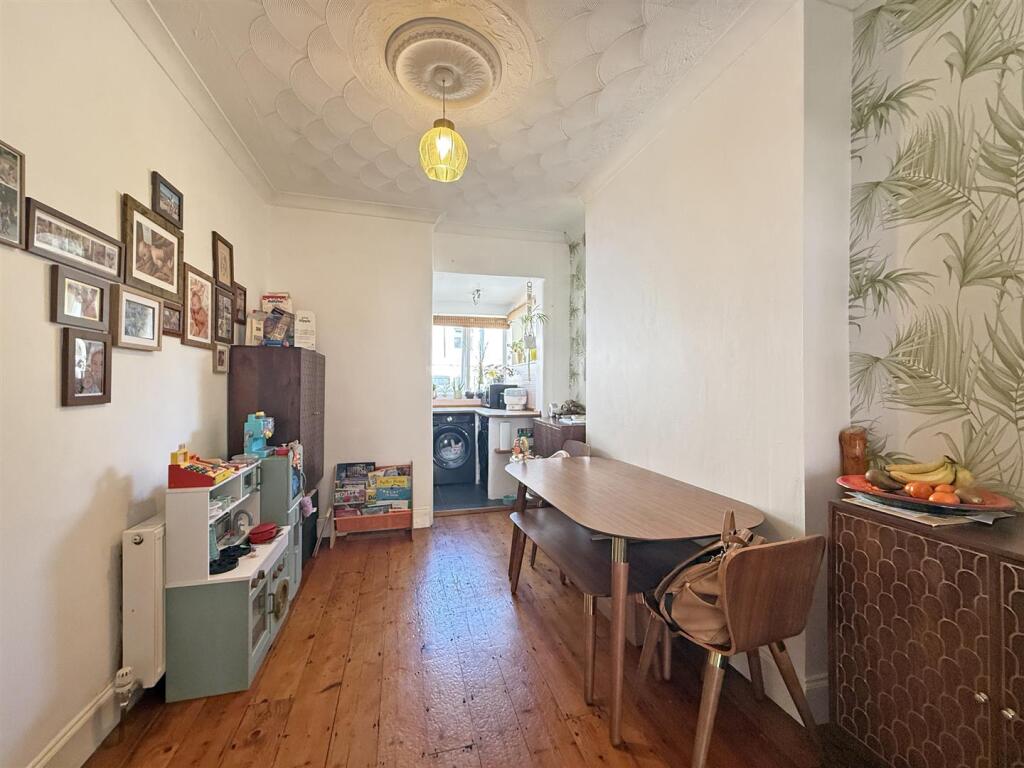 Cotehele Avenue 90 - Dining.jpg