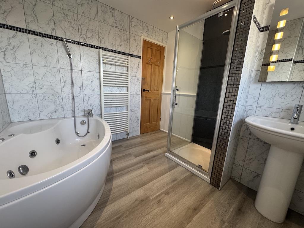 13 - Jacuzzi bath.jpg