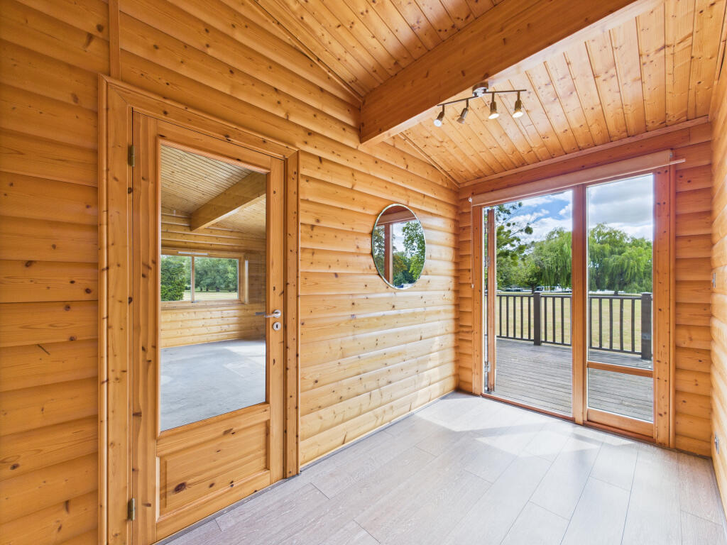 CAM01354G0-PR0557-STILL011