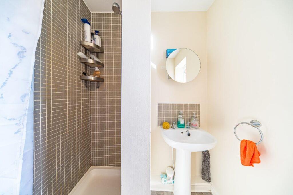 8 Riverside Mews en suite.jpg