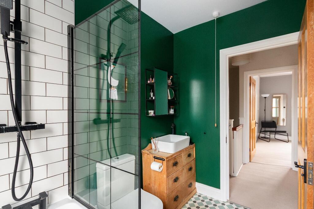 1U1SRBN - Bathroom A.jpg