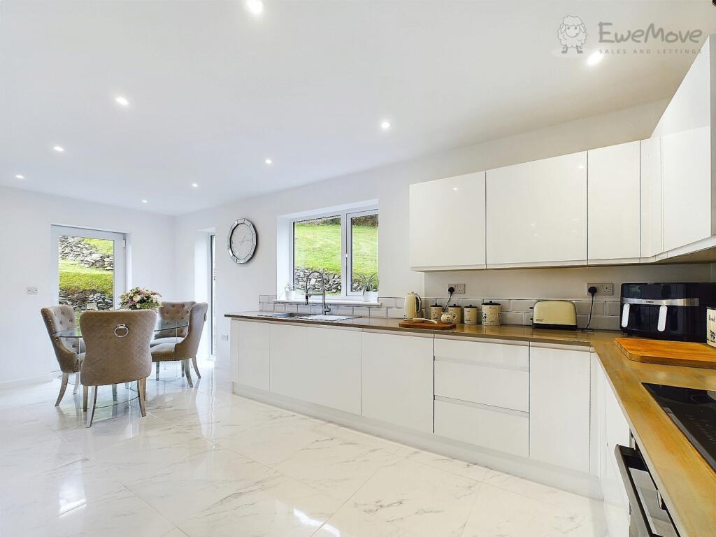 CAM03640G0-PR0025-STILL027