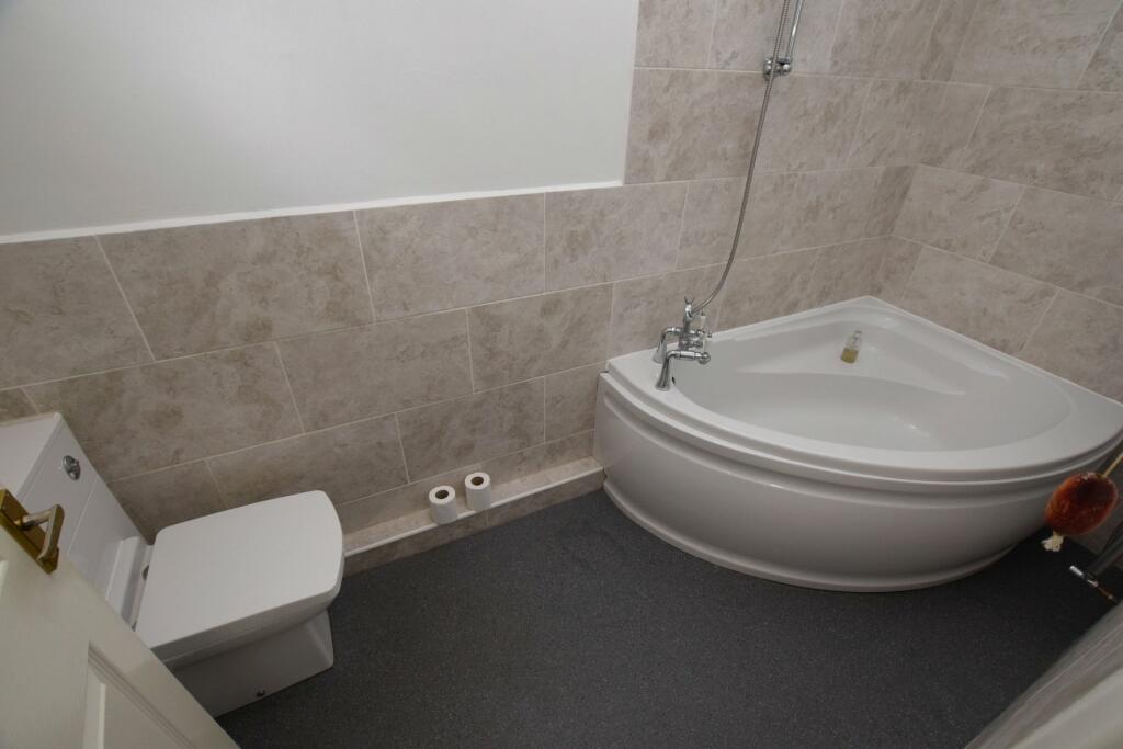 Flat 1 Bathroom