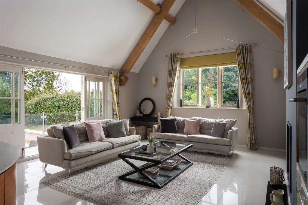 19 - Highfield House - GL54 4AA - Web.jpg