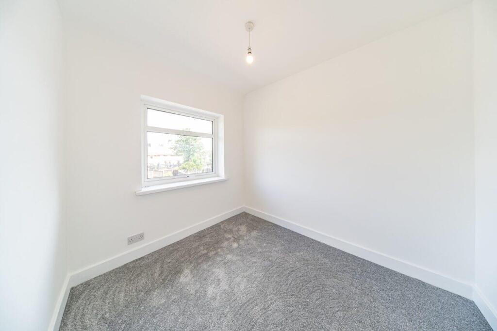 67 Mollington bedroom 3.jpg