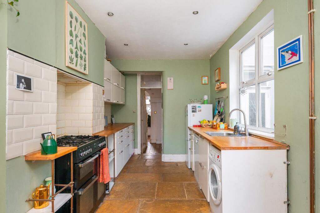 1C1R3WH - Kitchen B.jpg