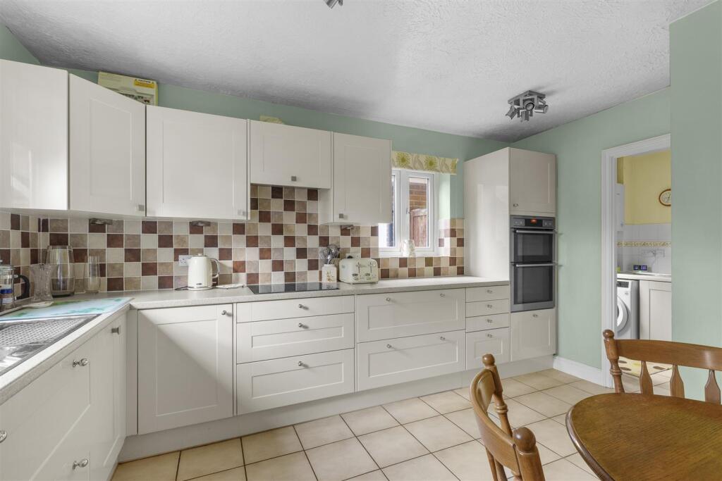 8 Lyndon Gardens, HP13 7QJ-8.jpg