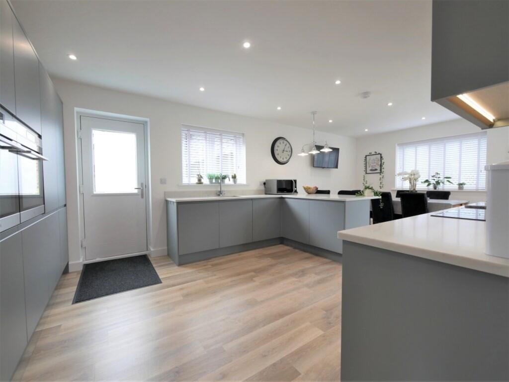 KITCHEN DINER1
