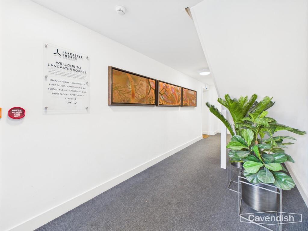 COMMUNAL ENTRANCE HALL