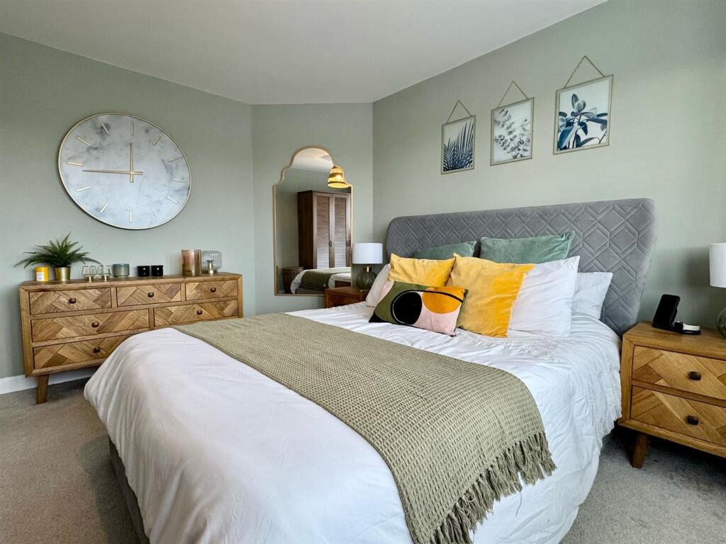 Master bedroom (2).jpg