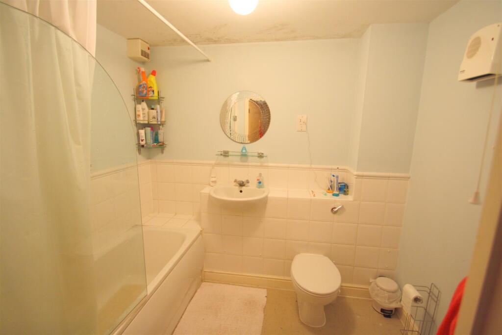 Main bathroom.jpg