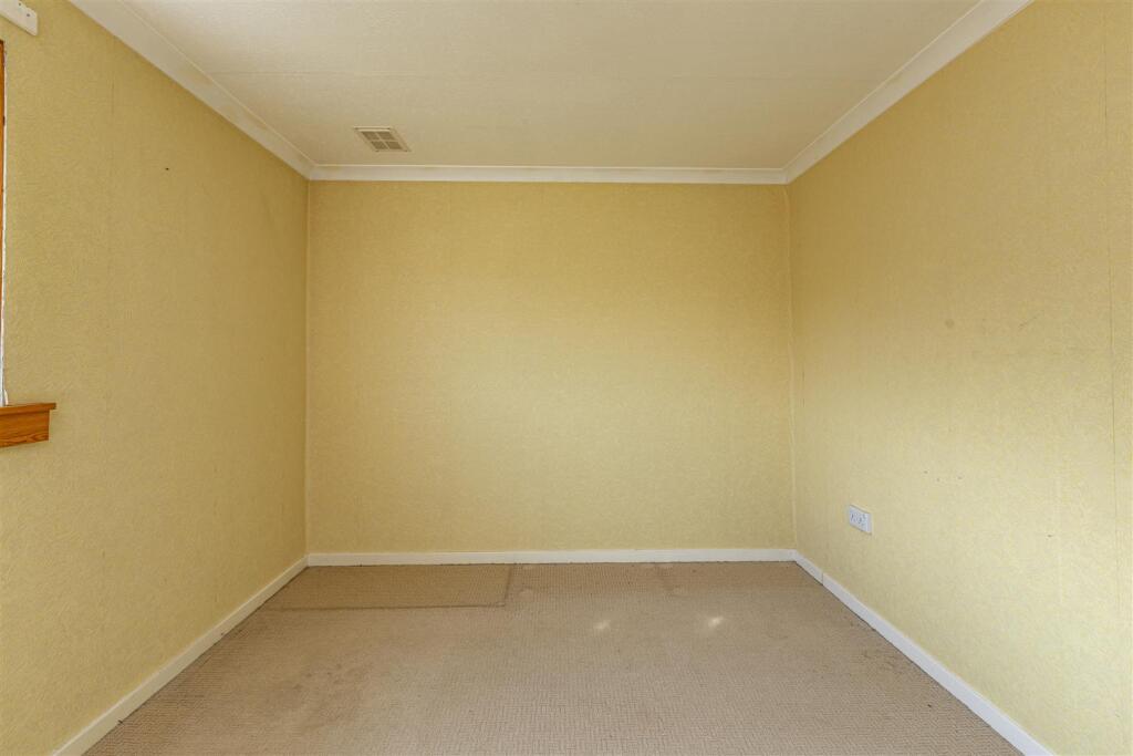 14 Eastfield Road Selkirk 25.JPG