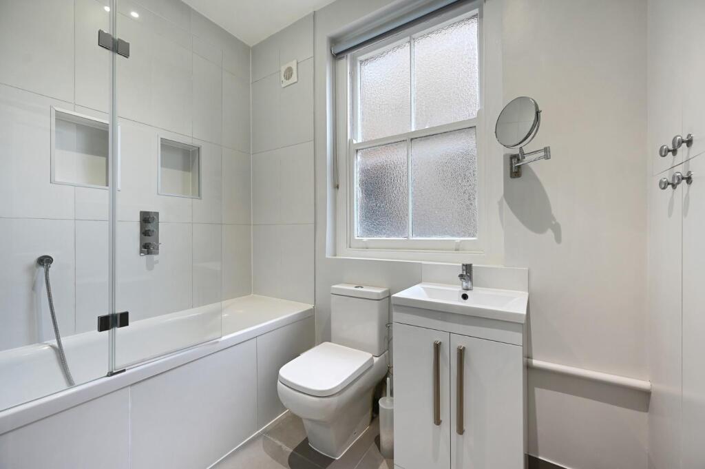 Auriol Mansions - Bathroom