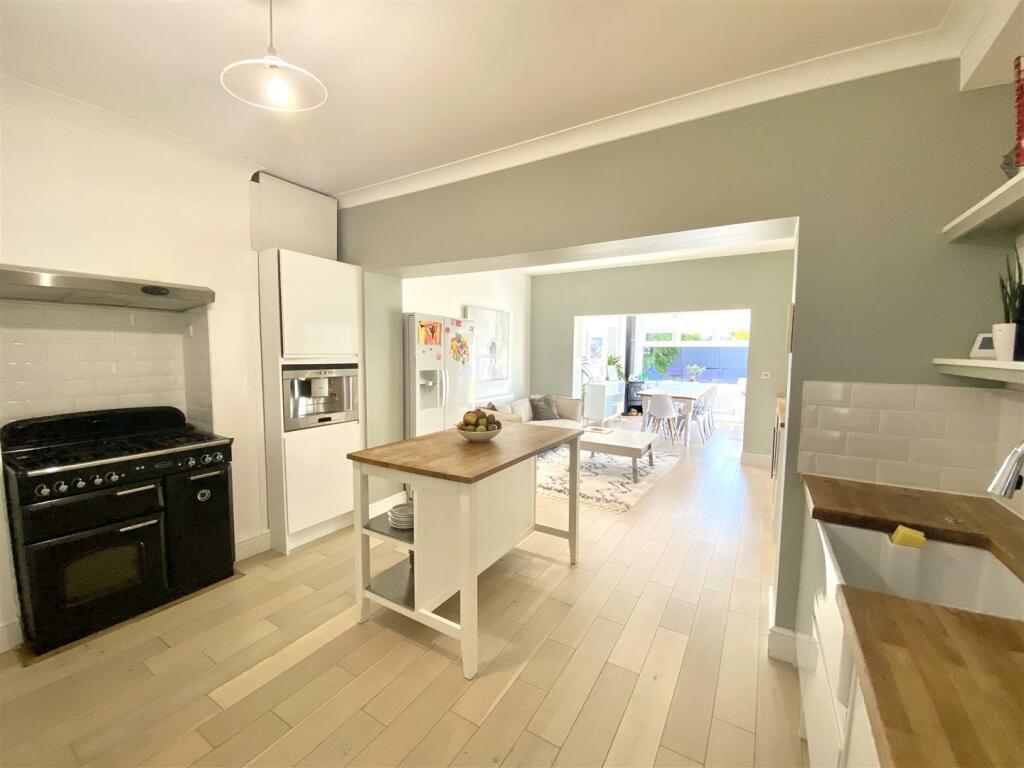 KICHEN/FAMILY DINING ROOM