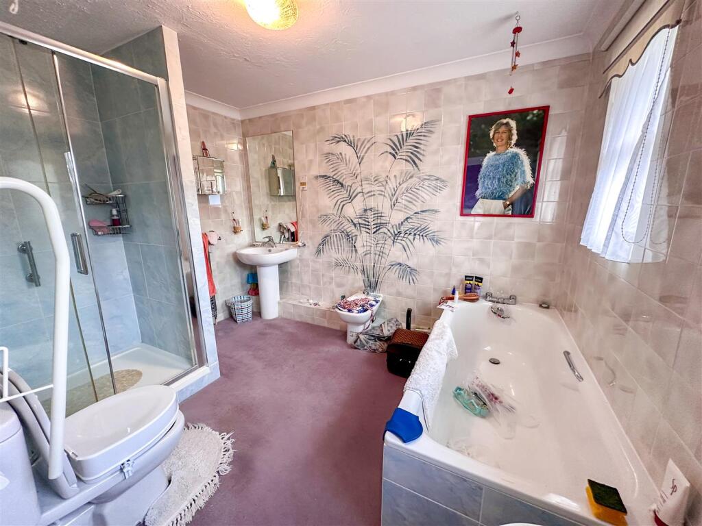 2 Rawlins Close, N3 (15).jpg