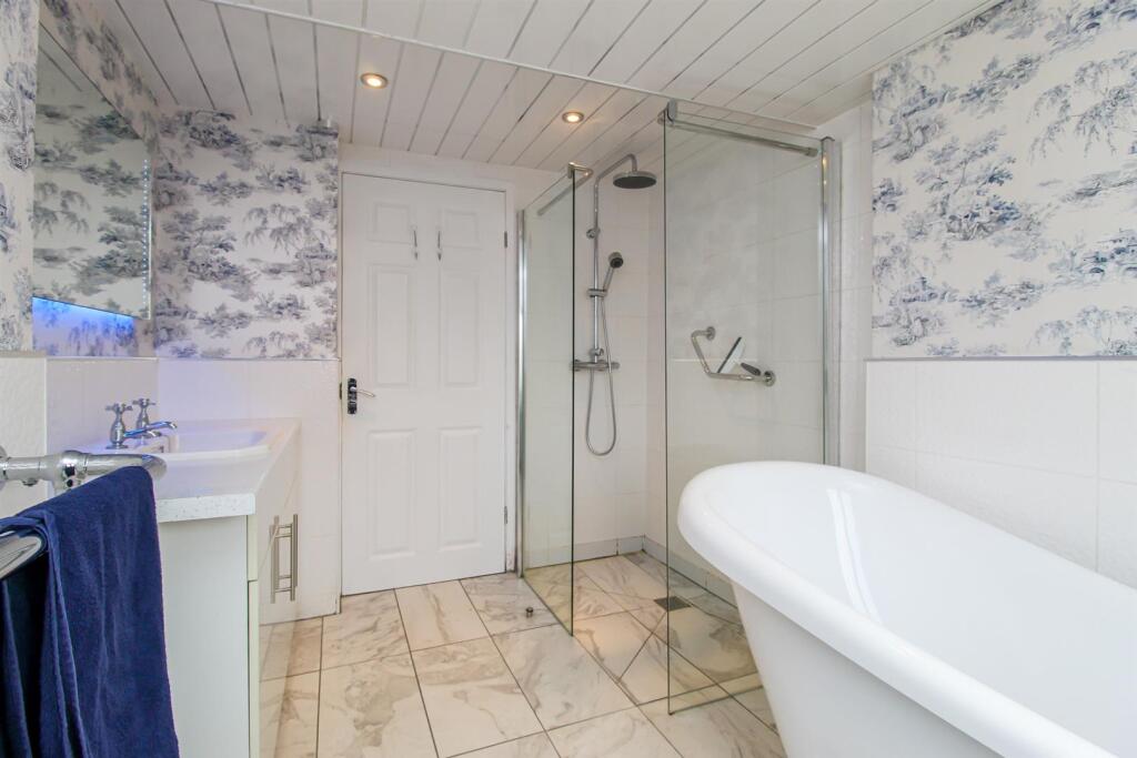 BATHROOM/W.C.