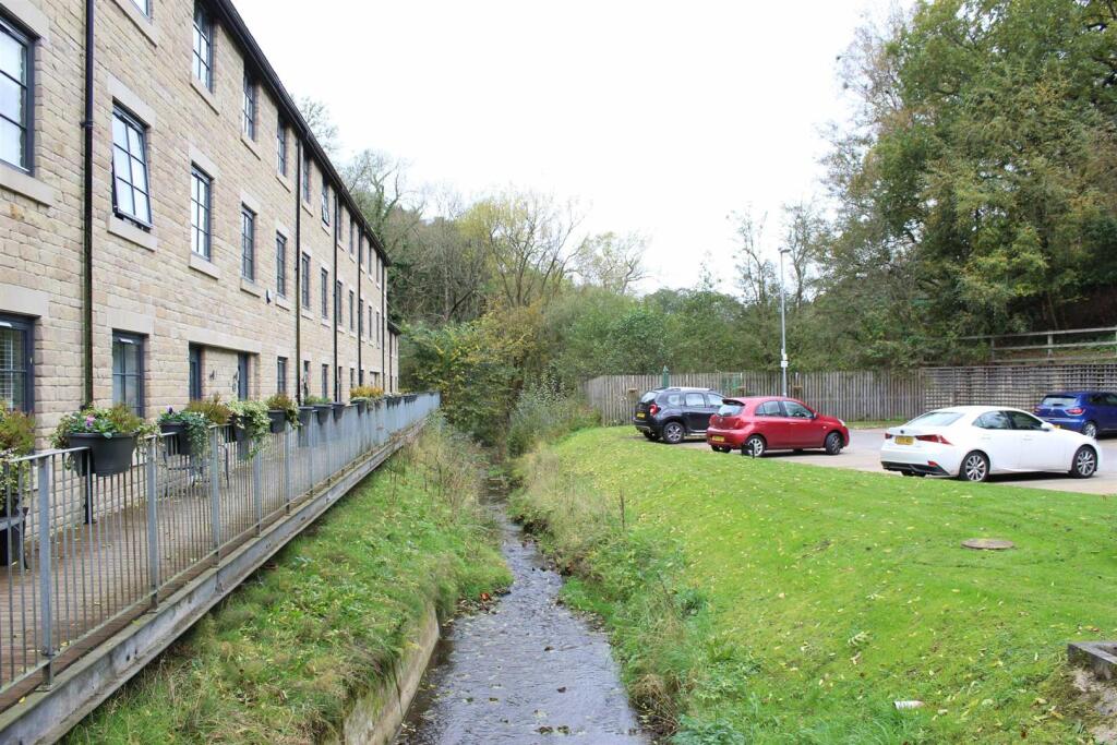 Allocated Parking Space &amp; Communal Grounds