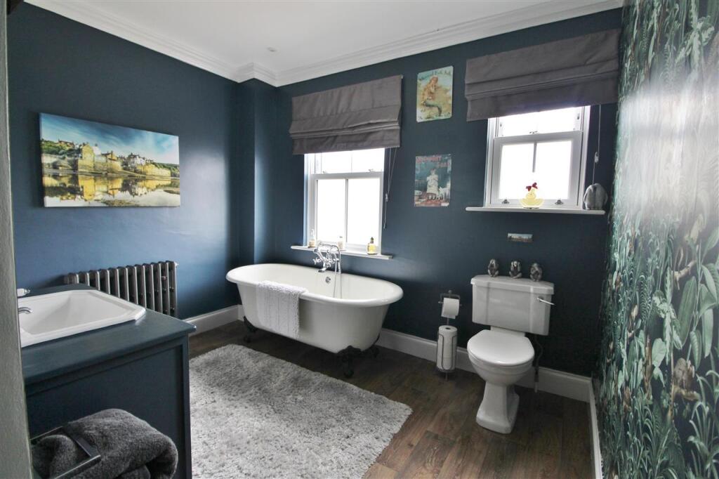 FAMILY BATHROOM