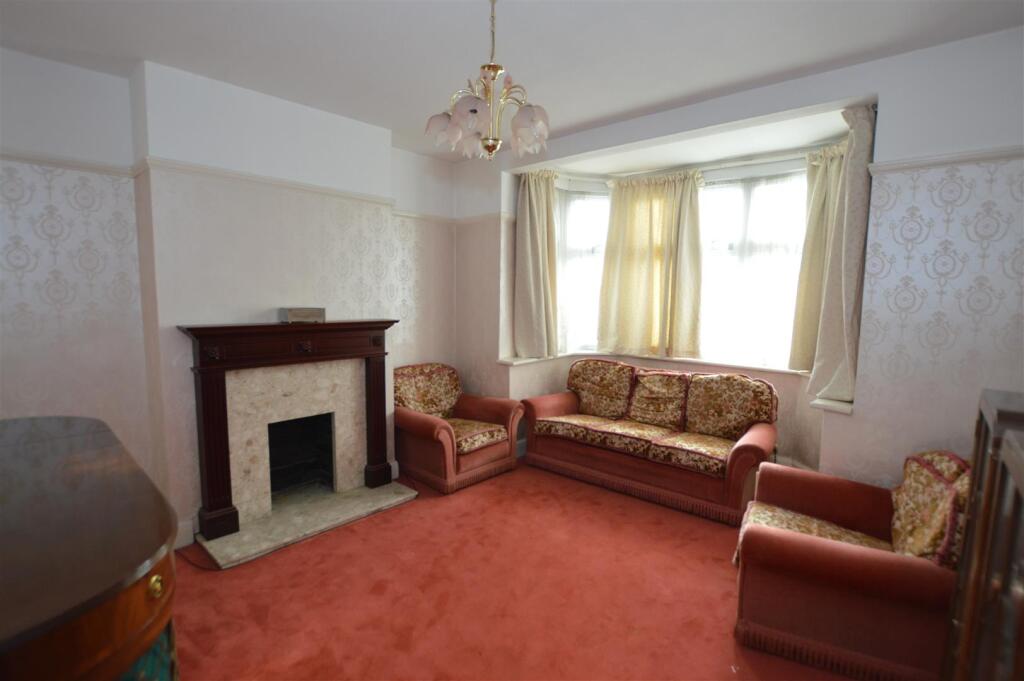 34 Whitton Dene liv.JPG