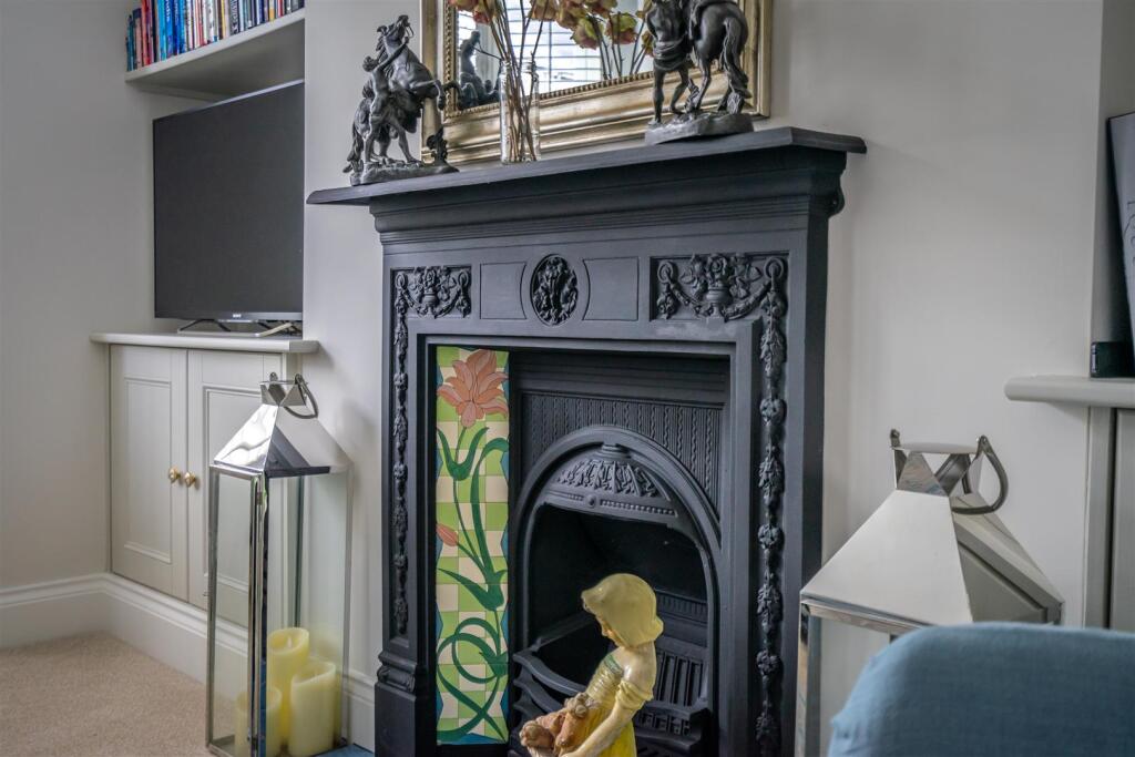 Thorpe St (11) fireplace.jpg