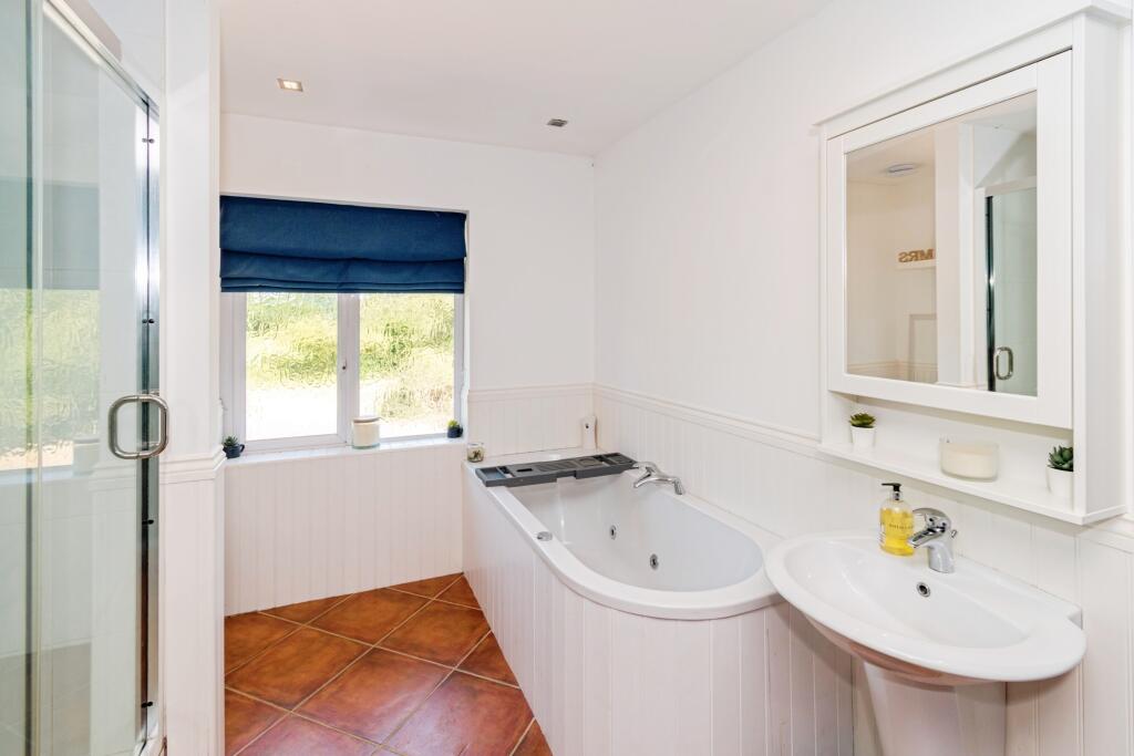 Master ensuite and dressing room