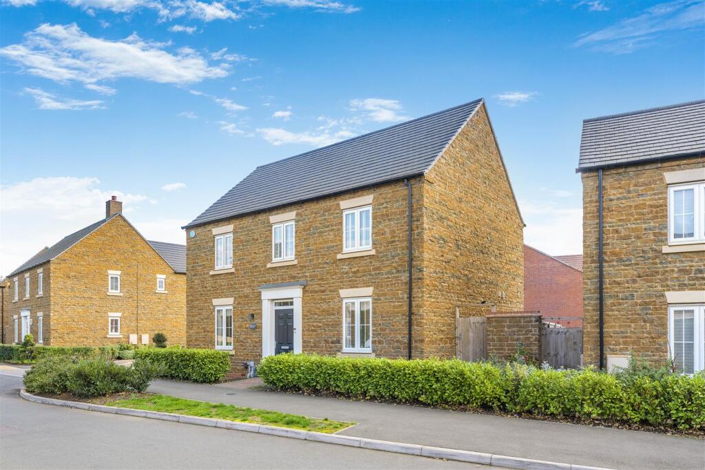 9 Blackwell Drive, Bodicote-3.jpg