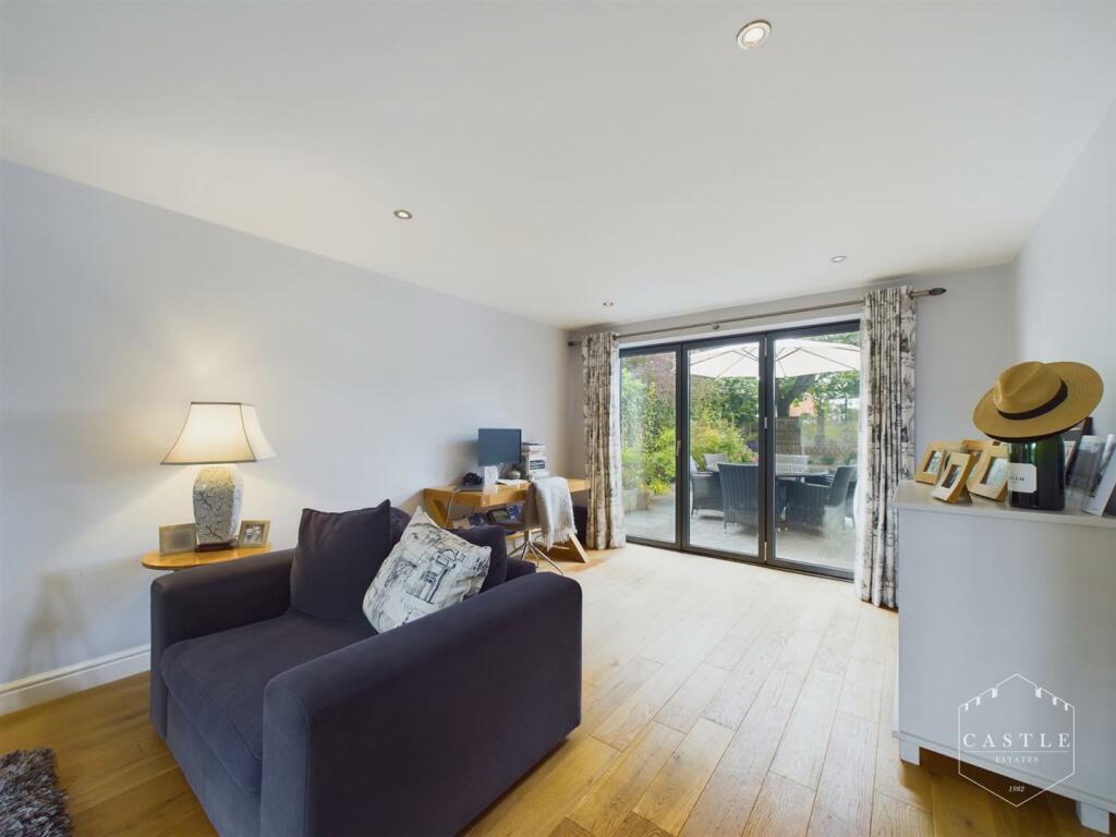 ATTRACTIVE LOUNGE