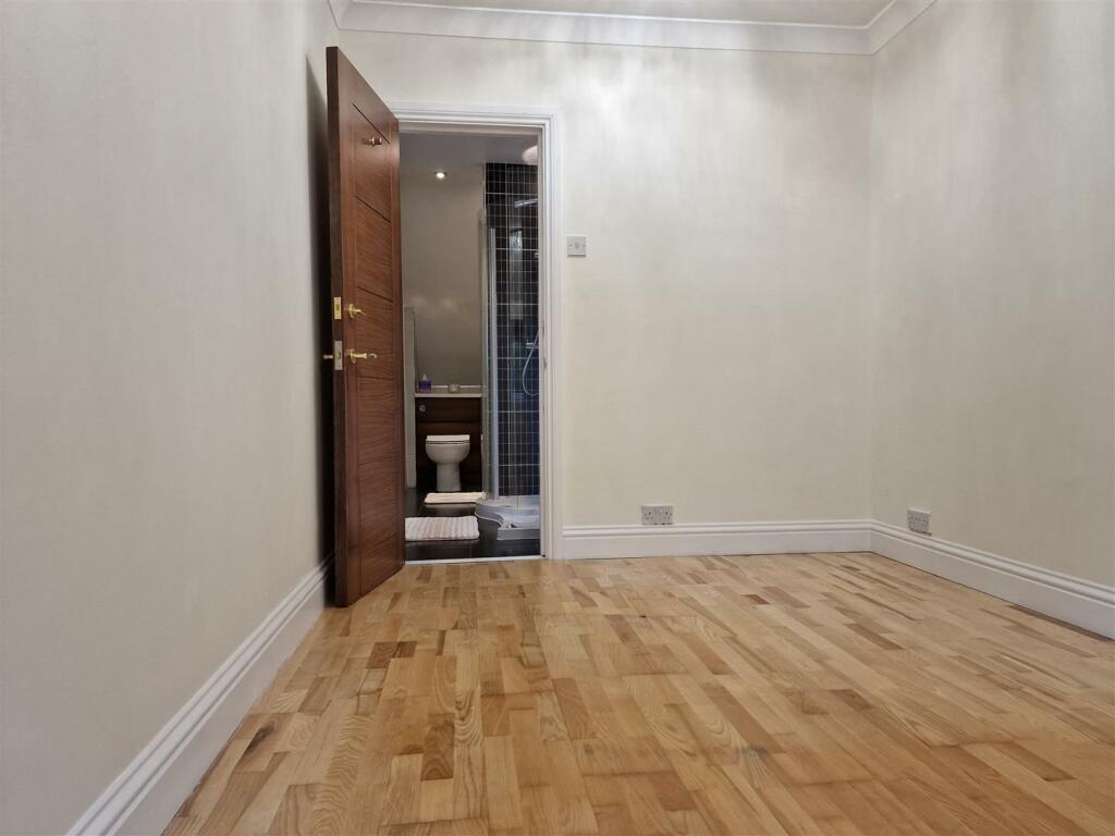 Bedroom with en-suite (2).jpg