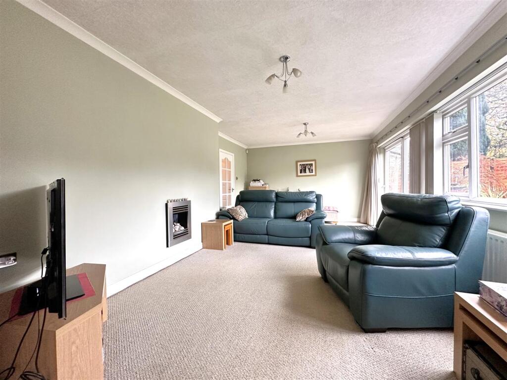 Sizeable Reception Room 957