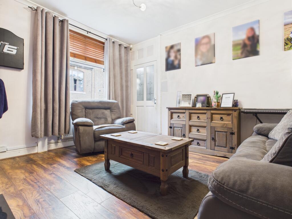 CAM03729G0-PR0103-STILL001