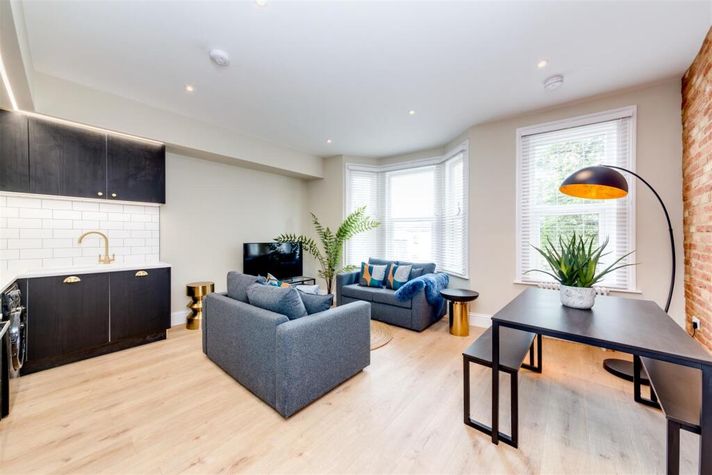 Living Room / Dining